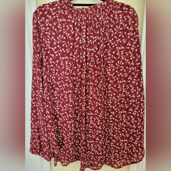 Justify Spilt Pleated Tie Neck Blouse Plus Size 3X Burgundy and White Floral - Picture 4 of 4